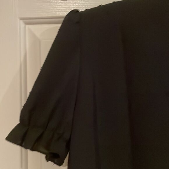 Black floral Swiss dot blouse 🌻 - Picture 5 of 7